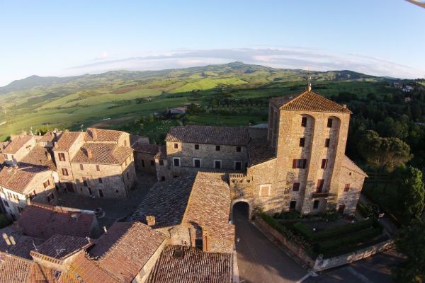 Contignano - La Torre e la Piazza del Castello